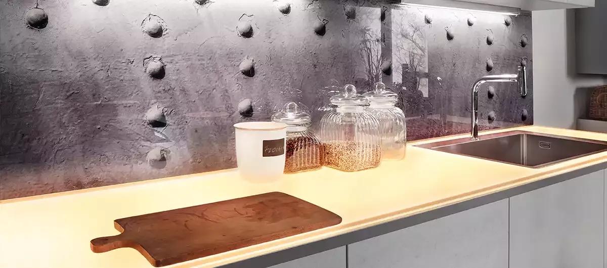 SPRINZ_KuecheOrangeMauer-ArbeitsplatteLED-Unterschrank35-Hochschrank35-Rueckwand0427Mauerweiss-Deko_web.jpg-101723.webp